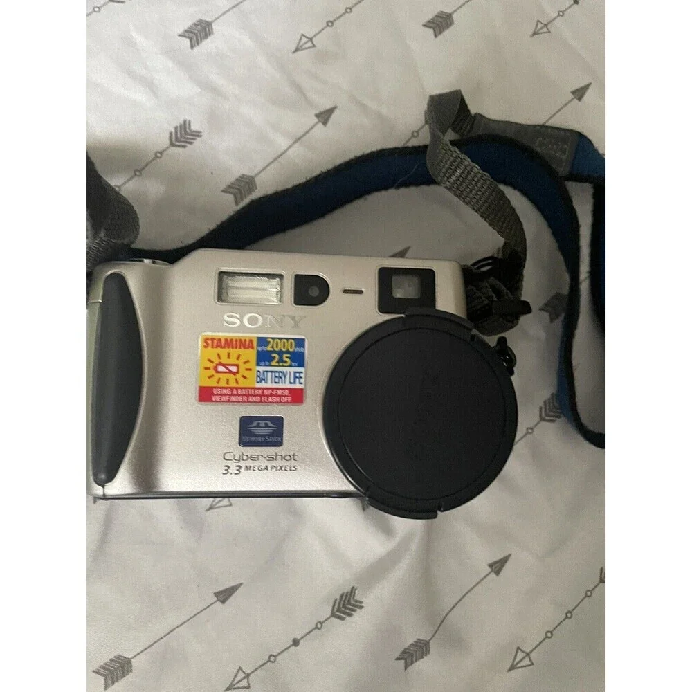 Sony stamina 2002.5 cyber shot camera 3.3 megapixels With Bag not Tested ￼￼